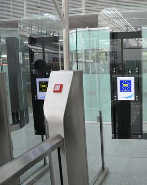 eGates am Flughafen Frankfurt/Main - Einreise Terminal 2, Ebene 2 (verweist auf: Wer kann EasyPASS nutzen?)